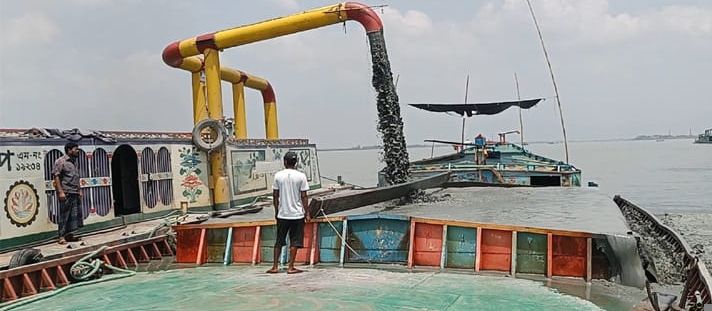 যমুনায় অবৈধ বালু উত্তোলনের সশস্ত্র সাম্রাজ্য: বাপ্পি–রকির পাহারায় কোটি টাকার বালু লুট, ঝুঁকিতে জাতীয় গ্রিড