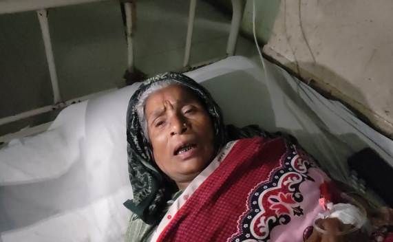 হোমনায় পুত্রবধূর আঘাতে গুরুতর আহত বৃদ্ধা, হাসপাতালে মৃত্যুর সঙ্গে পাঞ্জা লড়ছেন