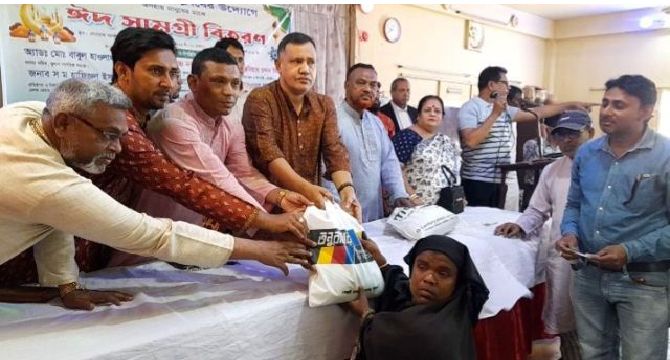 খুলনায় মফস্বল প্রেসক্লাবের উদ্যোগে নিম্ন আয়ের মানুষের মধ্যে ঈদ সামগ্রী বিতরণ অনুষ্ঠিত
