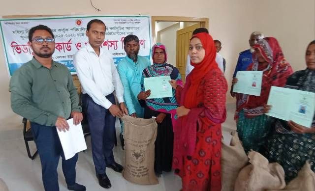 সুন্দরগঞ্জে ভিডব্লিউবি কর্মসূচির কার্ড ও খাদ্যশস্য বিতরণ