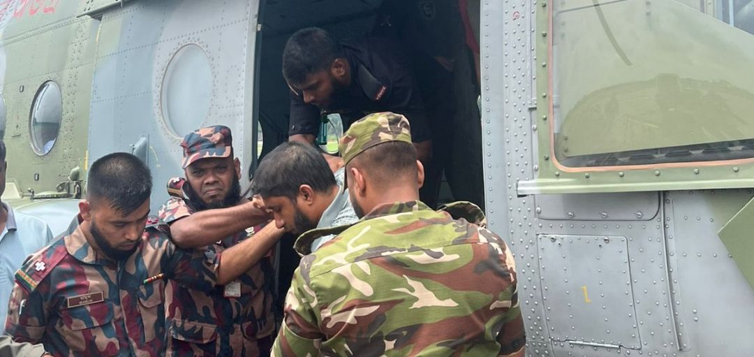 বিজিবির হেলিকপ্টারযোগে ঢাকায় আনা হলো মায়ানমার সীমান্তে আহত হাতিকে চিকিৎসা দিতে গিয়ে গুরুতর আহত ২ চিকিৎসকসহ ৩ জন