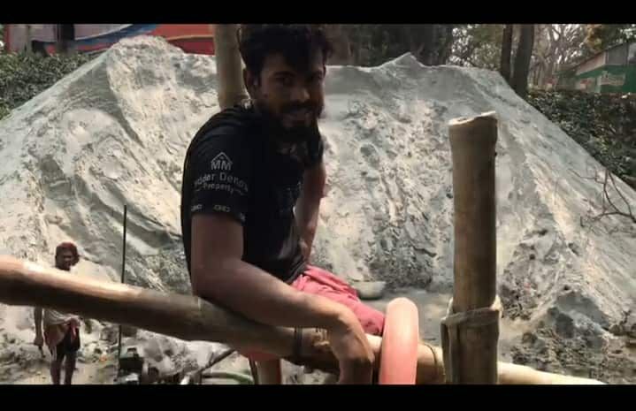 সরকারি দলের নাম ভাঙ্গিয়ে খাল দখল করে অবৈধ বালুর ব্যবসা,সাংবাদিক কে হুমকি থানায় অভিযোগ