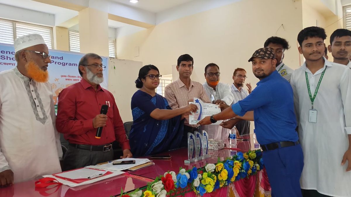 সাপাহারে বিজ্ঞান ও উদ্ভাবনী ভাবনা প্রদর্শনী অনুষ্ঠিত