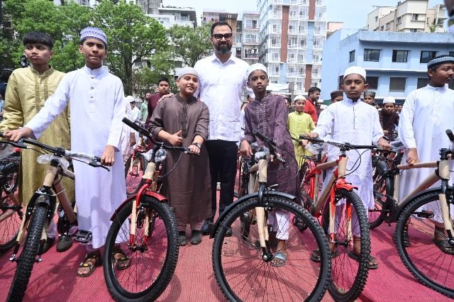 নামাজে উৎসাহিত করতে ৩১৭ শিশুকে সাইকেল উপহার ক্রীড়া প্রতিমন্ত্রীর