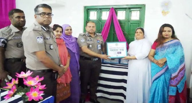 খুলনায় জেন্ডার ভিত্তিক সহিংসতা প্রতিরোধে ফাতিমা উচ্চ বিদ্যালয়ে অভিযোগ বাক্স স্থাপন উদ্বোধন