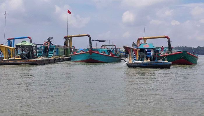মানিকগঞ্জ যমুনা নদীতে সন্ত্রাসীদের গুলিবর্ষণ,বাল্কহেড জিম্মি আতঙ্ক সৃষ্টি