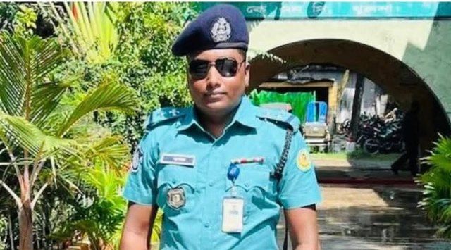 খুলনার সোনাডাঙ্গা মডেল থানার সাবেক এসআই সুকান্তকে মারধর করে পুলিশে হস্তান্তর