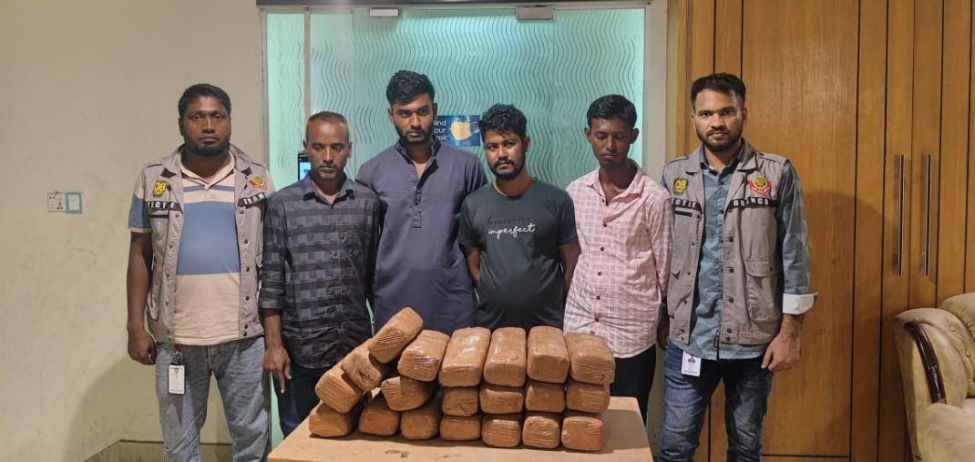 *২০ কেজি গাঁজা ও একটি গাড়িসহ চার মাদক কারবারিকে গ্রেফতার করেছে ঢাকা মহানগর গোয়েন্দা পুলিশ*