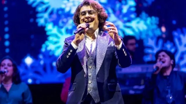 আজান শুরুর আগেই গান থামিয়ে দিলেন সোনু নিগম