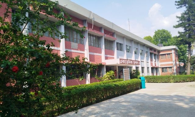 কুরআন তিলাওয়াত দিয়ে নবীনবরণ প্রোগ্রামের সূচনায় শিক্ষার্থীদের আপত্তি