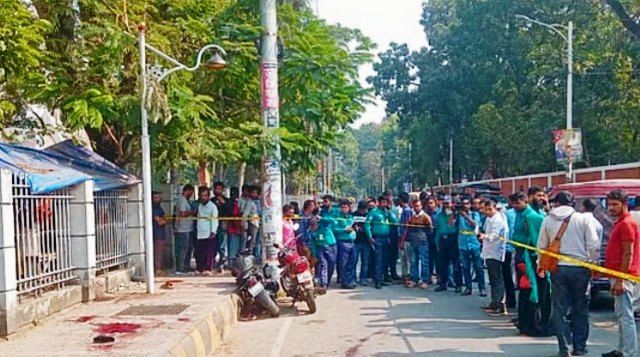 খুলনায় দায়রা জজ আদালতের প্রধান ফটকের বাইরে দুর্বৃত্তদের গুলিতে দুজন নিহত হয়েছে