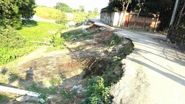 গাংনীতে নদীরক্ষা বাঁধে ভাঙ্গণ, ঝুঁকিতে সড়ক ও বসতবাড়ি