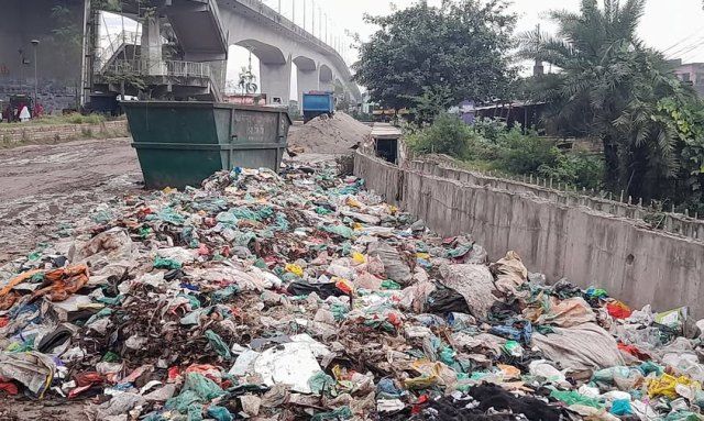 খুলনা নগরীর রুপসা ব্রীজের বাইপাস সড়কের পাশে ময়লা আবর্জনার দুর্গন্ধ চলাচলের অনুপযোগী