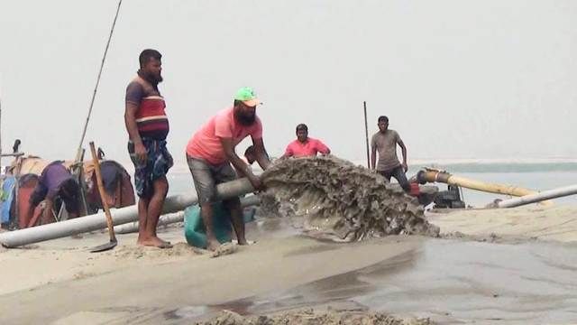 মানিকগঞ্জে অবৈধ বালু উত্তোলন,হুমকিতে বিদ্যুতের গ্রিড টাওয়ার