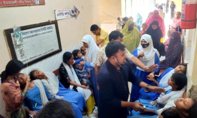 পাবনায় বিদ্যালয়ে হঠাৎ ছাত্রীরা অসুস্থ্য :  হাসপাতালে ভর্তি ৬৫ জন