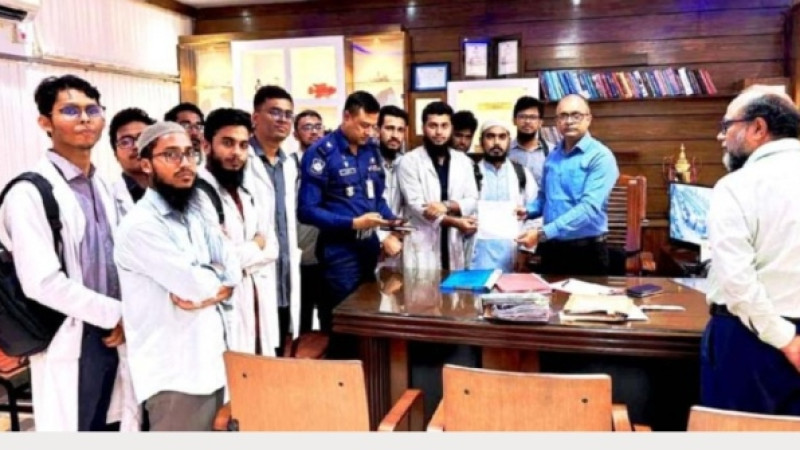 কক্সবাজারে ইন্টার্ন চিকিৎসকদের কর্ম বিরতি অব্যাহত