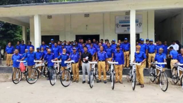 রাণীশংকৈলে ৭৫ জন গ্রাম পুলিশ পেলেন বাই-সাইকেল ও পোশাক