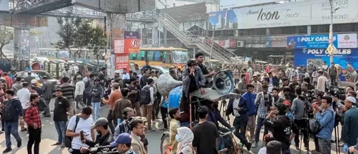সড়কে ৭ কলেজ শিক্ষার্থীরা, ভোগান্তিতে নগরবাসী