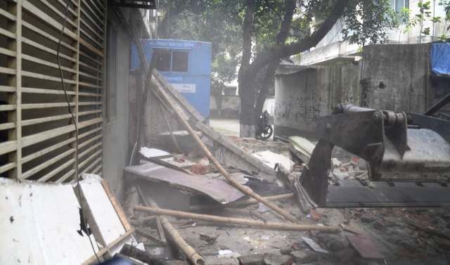 ৬০ ফিট সড়কের যানজট নিরসনে নতুন সংযোগ সড়ক নির্মাণ করছে ডিএনসিসি