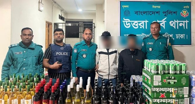 নয় লক্ষ টাকার বিদেশি মদসহ দুই মাদক কারবারিকে গ্রেফতার করেছে উত্তরা পূর্ব থানা পুলিশ