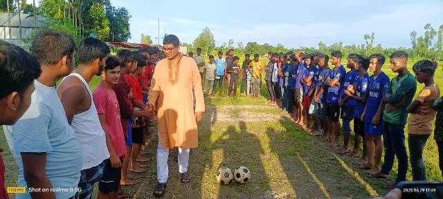 উলিপুরে গোল্ডকাপ ফুটবল টুর্নামেন্টের উদ্বোধন