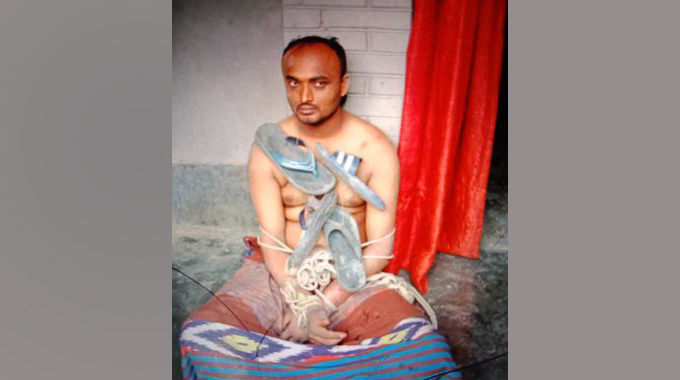 মান্দায় ভাবির সাথে পরকীয়ার জেরে বিজিবি সদস্য আটক: গলায় জুতার মালা
