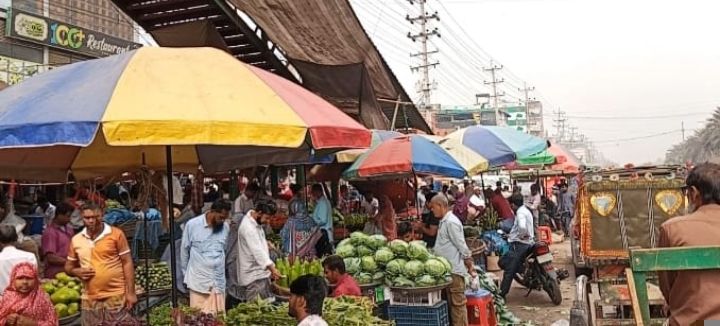 নবীনগর-চন্দ্রা মহাসড়ক দখল করে বাজার লাগিয়ে ব্যাপক চাঁদাবাজির অভিযোগ-যানজটে বাড়ছে জনদুর্ভোগ