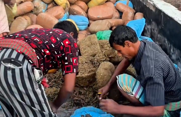 ভারতের বিভিন্ন সীমান্ত দিয়ে চোরাকারবারিদের নানামুখী কৌশলে দেশে মাদক পাচার