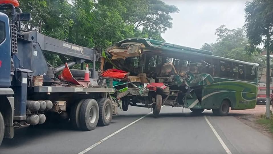 গোপালগঞ্জে পাঁচ যানবাহনের সংঘর্ষে ট্রাফিক পুলিশসহ দুই জন নিহত ও আহত অন্তত ২০ জন।