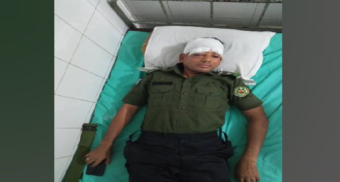 ঢাকা-আরিচা মহাসড়কে আনসার সদস্যদের উপর হকারদের হামলায় আহত-৬
