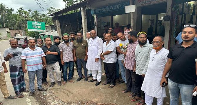 রাজাপুর গালুয়া বাজারে সেলিম রেজার গণসংযোগে ব্যাপক সাড়া