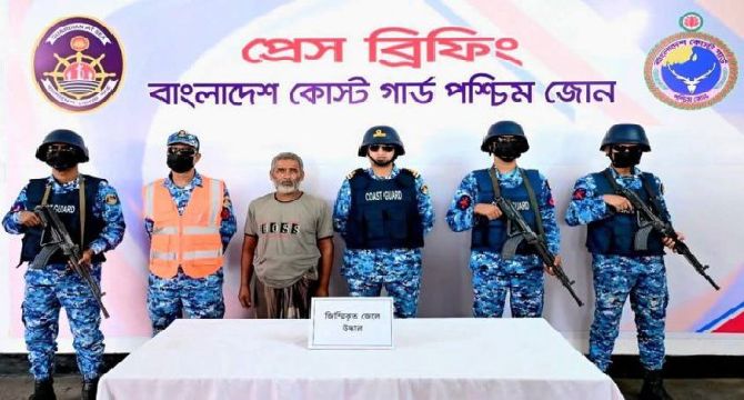 সুন্দরবনের দুর্ধর্ষ ডাকাত জোনাব বাহিনীর হাতে জিম্মি থাকা ১ জন জেলেকে উদ্ধার করেছে কোস্ট গার্ড