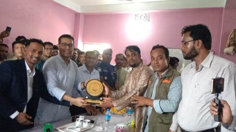 ছাত‌কে ল্যাপটপ, শিক্ষার্থীদের মধ্যে স্কুল ব্যাগ ও বৃক্ষচারা বিতরণ