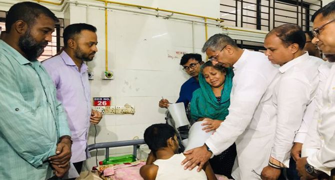 জমি বিক্রি করে সন্তানের চিকিৎসা করতে আসা মায়ের পাশে তারেক রহমান