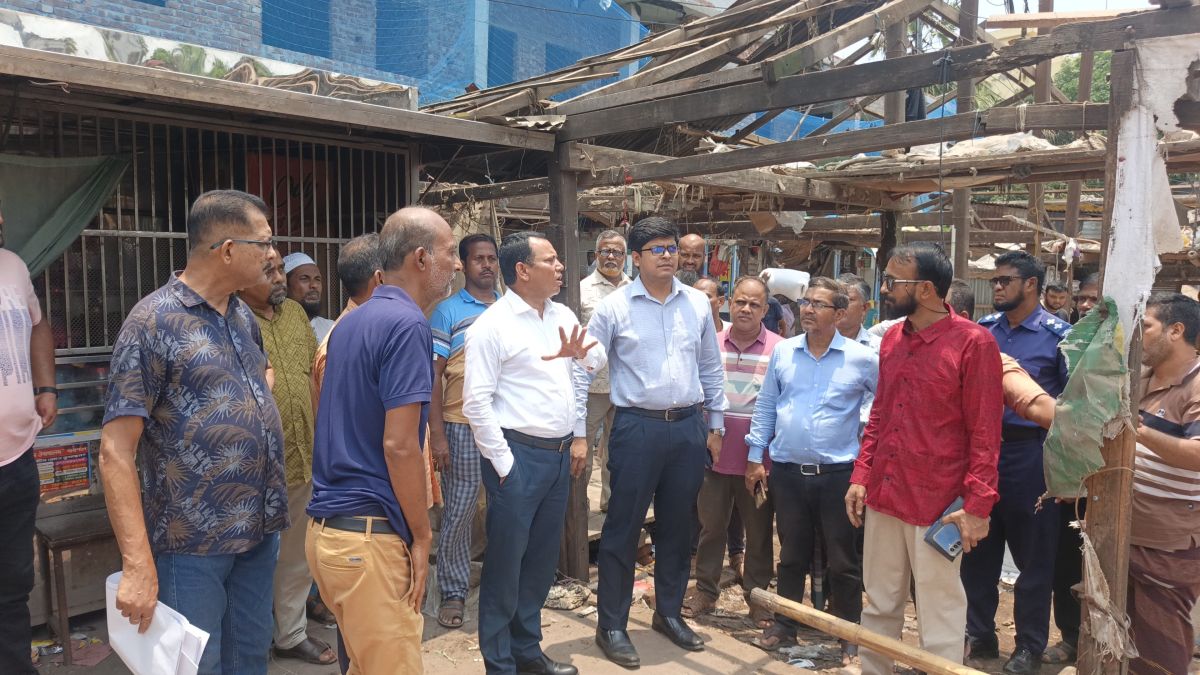 প্রশাসনের হস্তক্ষেপে ঝালকাঠির ঐতিহ্যবাহী বারোচালা ভাঙার কাজ স্থগিত