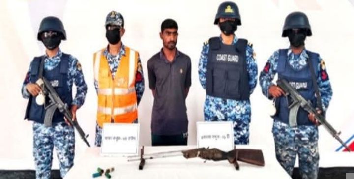 সুন্দরবনের কোস্ট গার্ডের অভিযান বনদস্যু দয়াল বাহিনীর সদস্য অস্ত্র ও গুলিসহ আটক