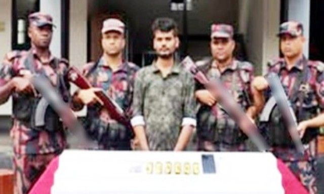 যশোরে ৭শ' ৩৫ গ্রাম ওজনের ৬টি বারসহ পাচারকারী আটক