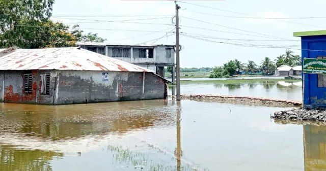 খুলনার ডুমুরিয়ায় অতি বৃষ্টি ও জোয়ারে ওঠা পানিতে বয়ারশিং-আঁধারমানিক প্লাবিত হয়েছে