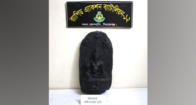 সিরাজগঞ্জে সাড়ে ৩১ কেজি ওজনের কষ্টি পাথরের মূর্তি উদ্ধার,আটক ২