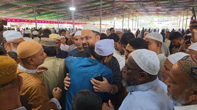 ঈদের জামাতে হাজারো মুসল্লির সঙ্গে নামাজ আদায় করলেন ক্রীড়া প্রতিমন্ত্রী আমিনুল হক