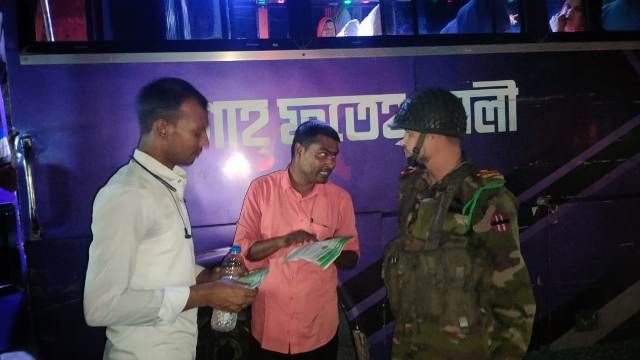 জয়পুরহাটে সেনা অভিযানে অতিরিক্ত ভাড়া ফেরত পেলেন ১৮২ যাত্রী