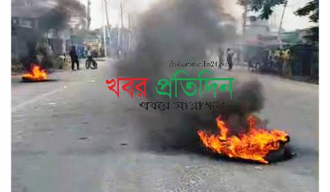 পরিবারের মুখে অন্ন আর কাঁচাপাটের সুদিনের দাবিতে খুলনায় রাজপথে শ্রমিকরা: দ্বিতীয় দিনেও মহাসড়ক অবরুদ্ধ