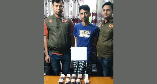 ঝাড়বাড়ীতে ডিবি পুলিশের অভিযান: ১০০০ পিস ট্যাপেন্টাডলসহ ‘মাদক সম্রাট’ আল আমিন গ্রেফতার