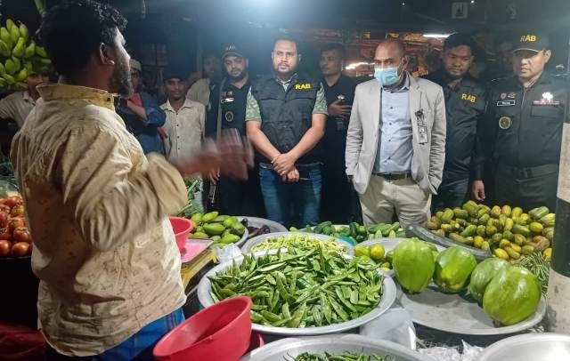 ঢাকার কেরাণীগঞ্জে র‌্যাবের বাজার মনিটরিং ও মোবাইল কোর্ট পরিচালনা; ৩৫ হাজার টাকা জরিমানা