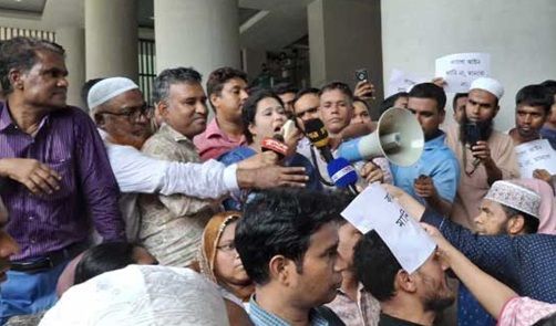 আজও সচিবালয়ের সব গেট বন্ধ: বিক্ষোভ করছেন কর্মকর্তা–কর্মচারীরা