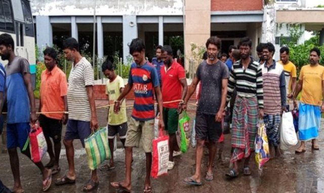 মোংলায় নৌবাহিনীর হাতে আটক ৩৪ ভারতীয় জেলেকে জেল হাজতে পাঠানো হয়েছে