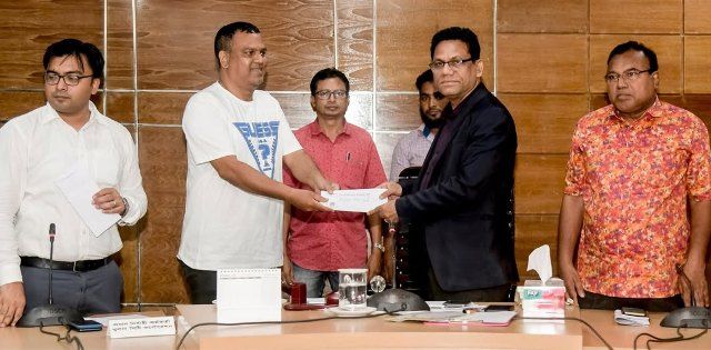 আসন্ন শারদীয় দুর্গাপূজা উপলক্ষ্যে ৭৪টি মণ্ডপে কেসিসির অনুদানের চেক বিতরণ করেছে
