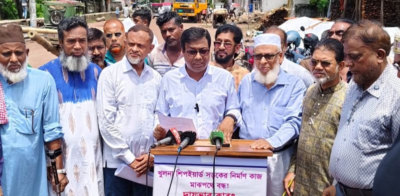 খুলনা নগরীর লবনচরা শিপইয়ার্ডের প্রধান সড়কের কাজ মাঝপথে স্থবিরতার প্রতিবাদে সংবাদ