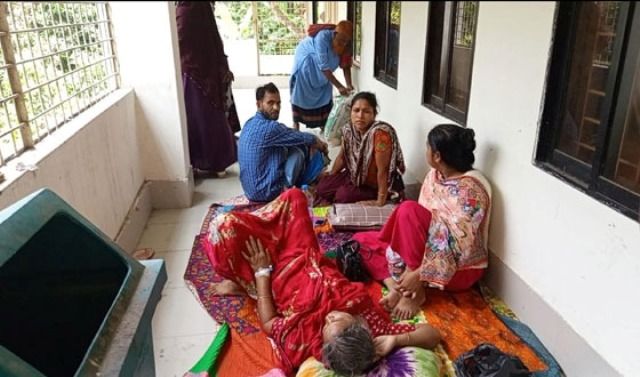 মান্দা স্বাস্থ্য কমপ্লেক্সে রোগীর চাপ বেড়েছে: চিকিৎসা নিচ্ছেন বারান্দাতে