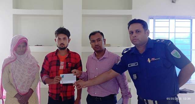 ছাতকে  বিএসএফ) পুশইন করা ১৬ জনকে ছাতক থে‌কে কুড়িগ্রামে পরিবারের কাছে হস্তান্তর!